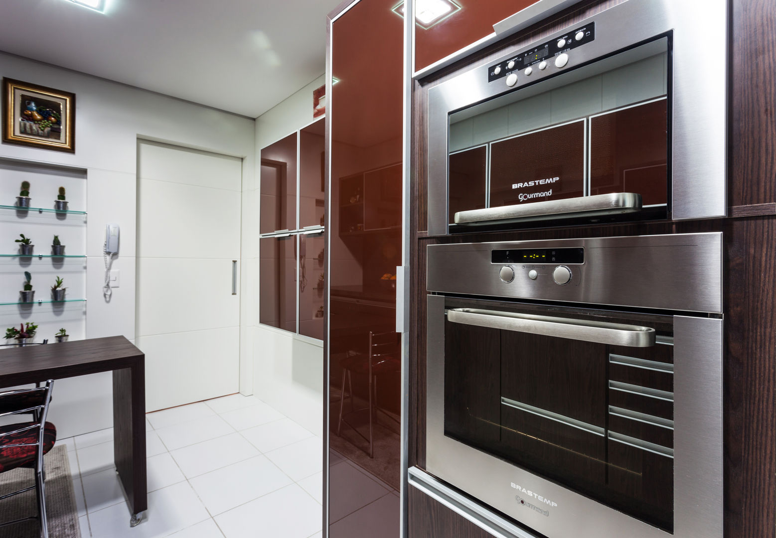 A simplicidade do moderno aliado a elegância do clássico, msaviarquitetura msaviarquitetura Modern kitchen Cabinets & shelves