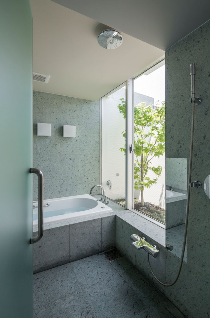 庭とともに時を刻む家 Garden on Garden, A-SEED ASSOCIATES A-SEED ASSOCIATES Modern bathroom