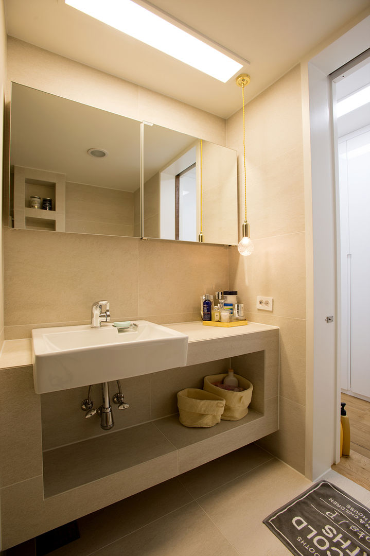 homify Modern Banyo