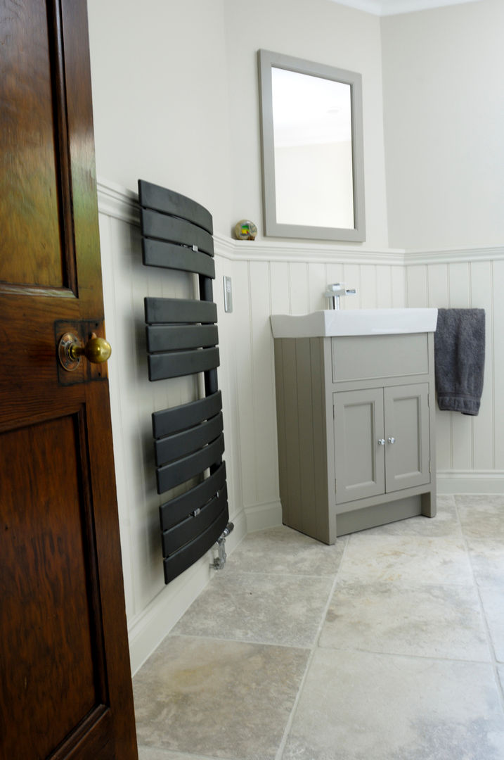 Black bathroom towel radiator Mr Central Heating Baños de estilo moderno