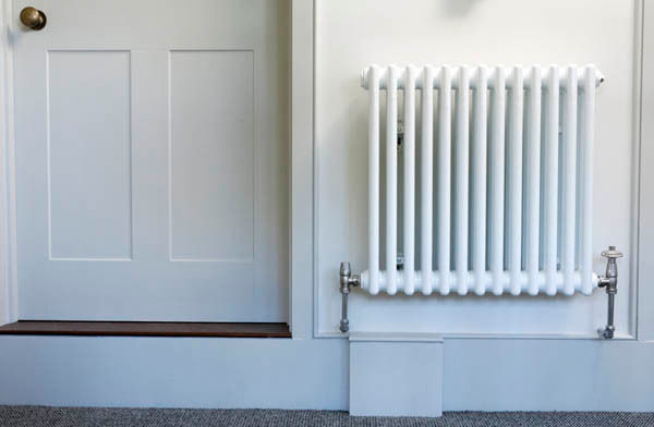 White two column radiator Mr Central Heating الممر الحديث، المدخل و الدرج
