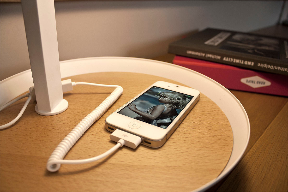 lampe de bureau avec chargeur smartphone, Nexel Solutions Eclairage Nexel Solutions Eclairage 모던스타일 침실 조명