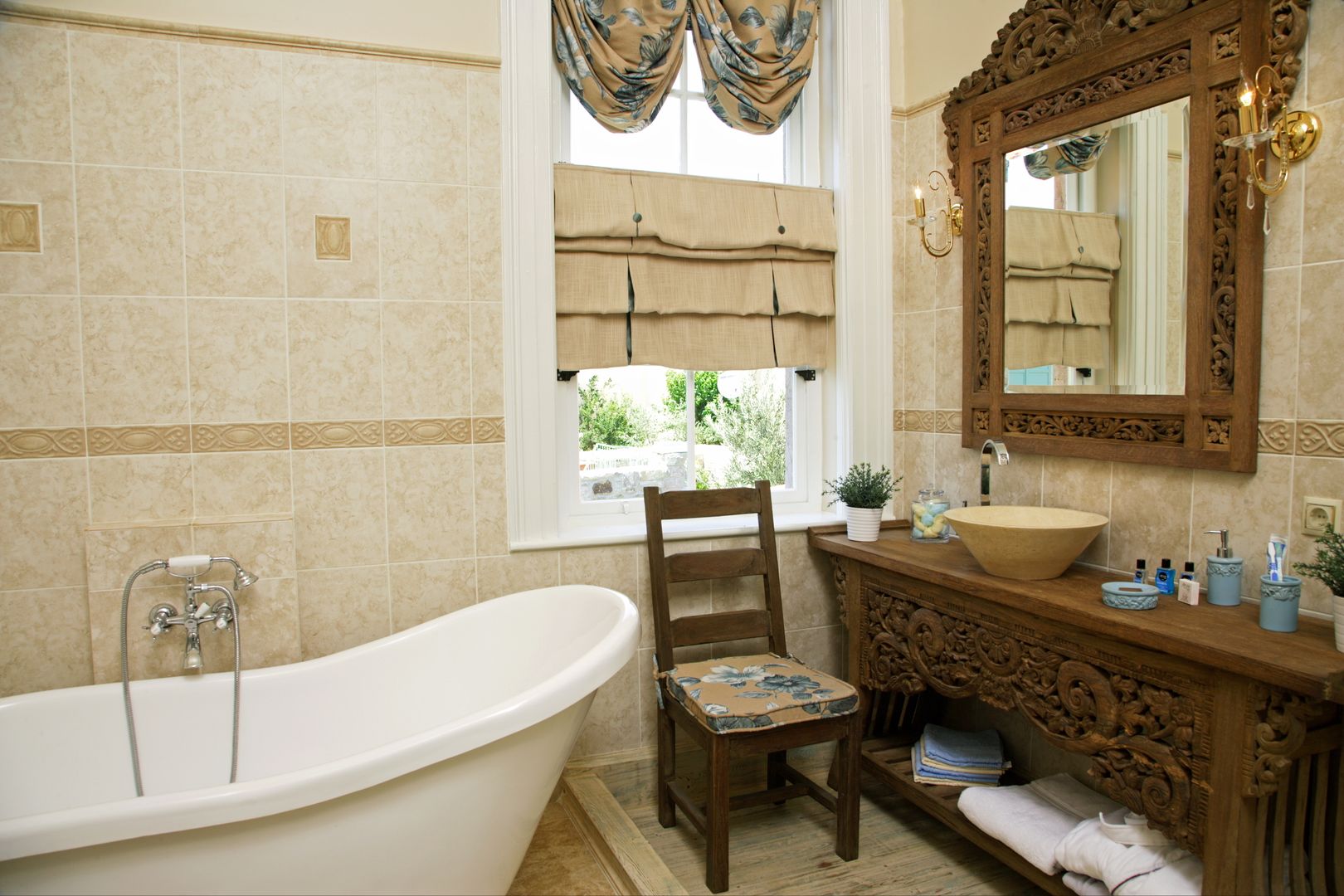 Suite Bathroom LOLA 38 Hotel Kamar Mandi Klasik Bathtubs & showers