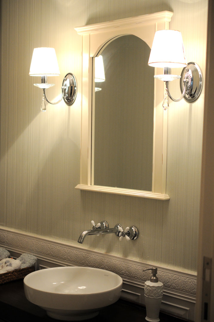 homify Classic style bathroom Mirrors