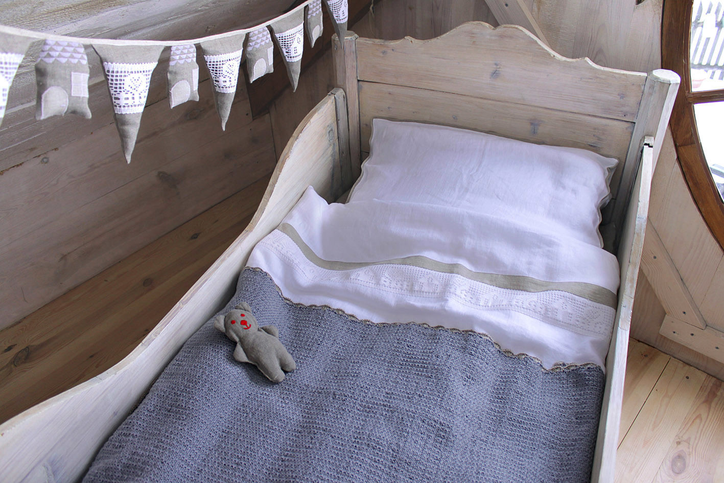 Trouver la beauté dans les choses simples., Handmade of Passion Handmade of Passion Classic style nursery/kids room Beds & cribs
