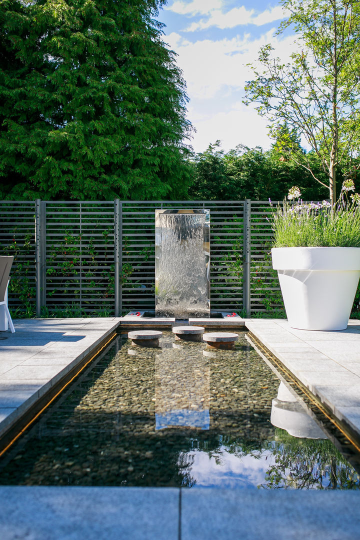 Pool and water wall Barnes Walker Ltd Jardins modernos