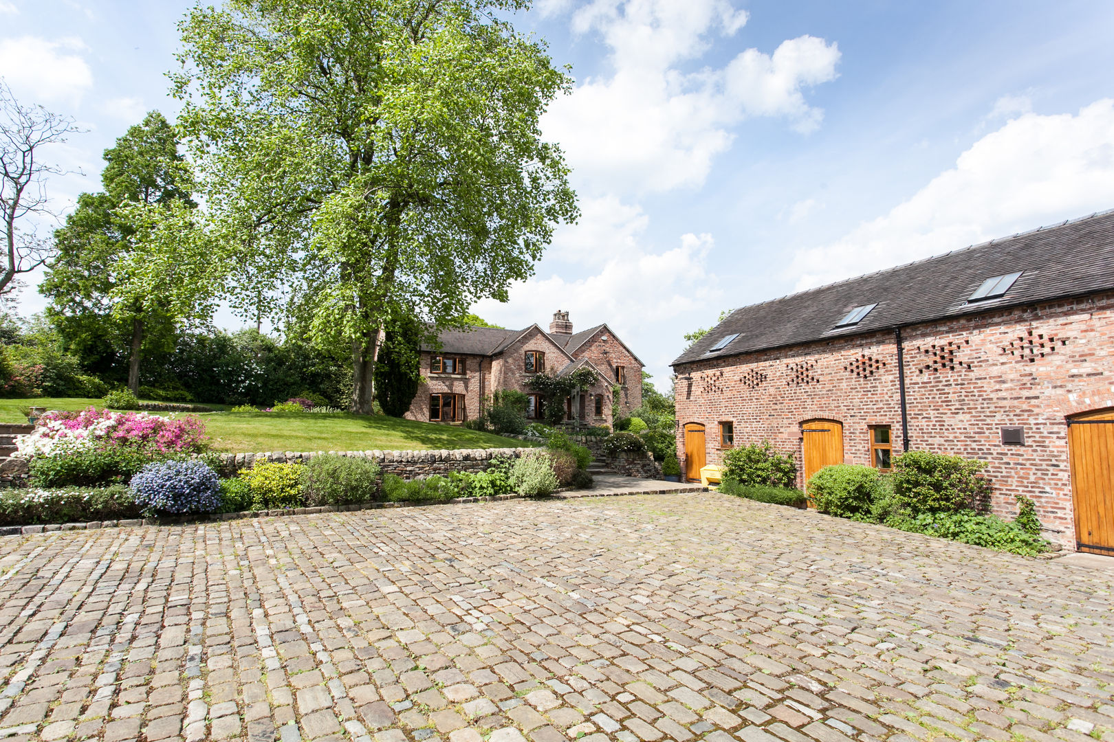 ​Driveway Barnes Walker Ltd Rustic style gardens