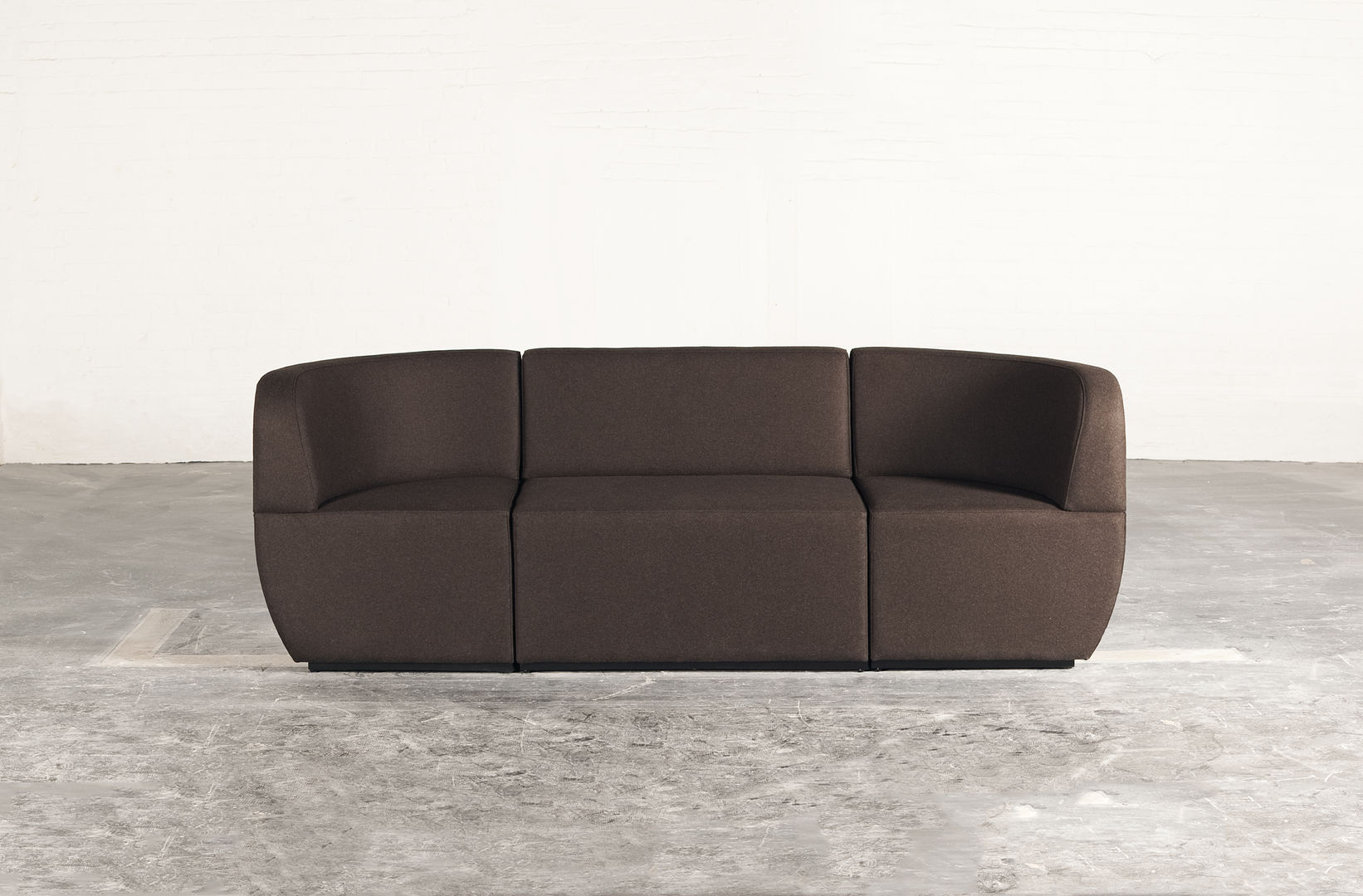 Cosmo - 3 seater couch Studio Lulo Livings modernos: Ideas, imágenes y decoración Sofás y sillones