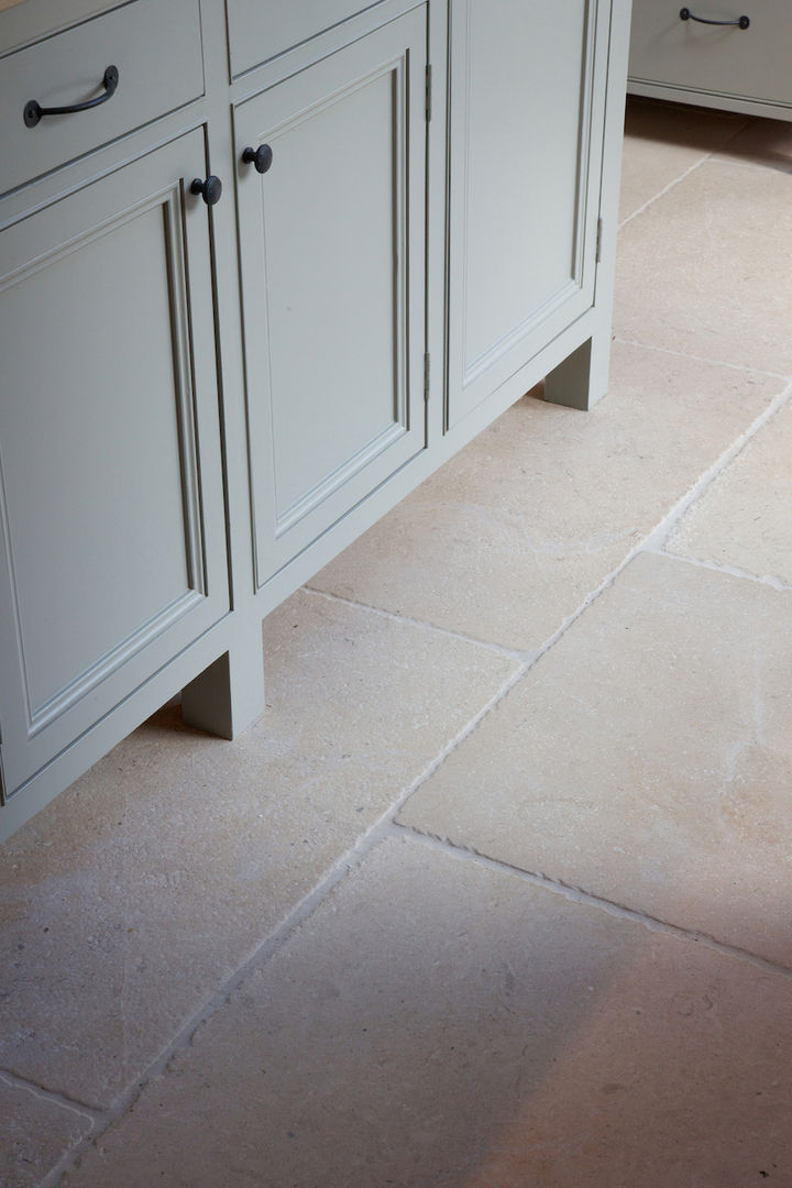 Buscot limestone in a seasoned finish from Artisans of Devizes Artisans of Devizes Paredes y pisos de estilo rural