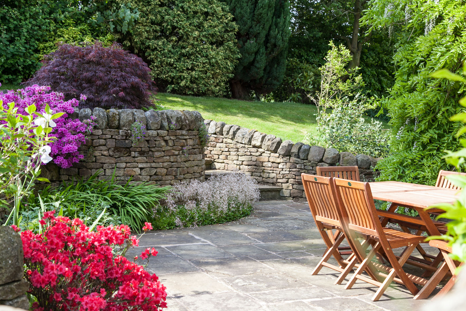 Retaining walls and steps Barnes Walker Ltd Jardins rústicos