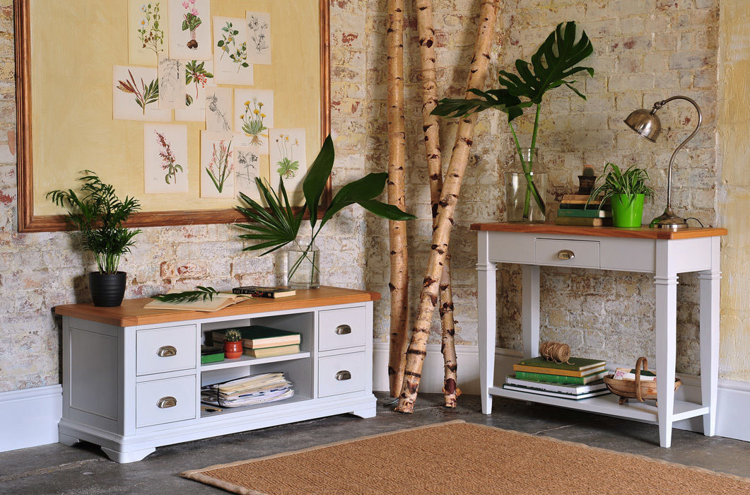 Boston Light Grey Console Table and TV Unit The Cotswold Company Salas de estar campestres