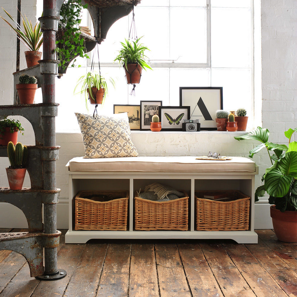 Tetbury Hall Bench with Cushion The Cotswold Company Pasillos, vestíbulos y escaleras rurales Almacenamiento