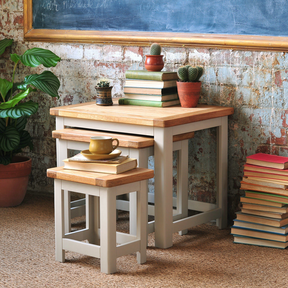 Lundy Stone Grey Nest of Tables The Cotswold Company غرفة المعيشة طاولات جانبية و صواني