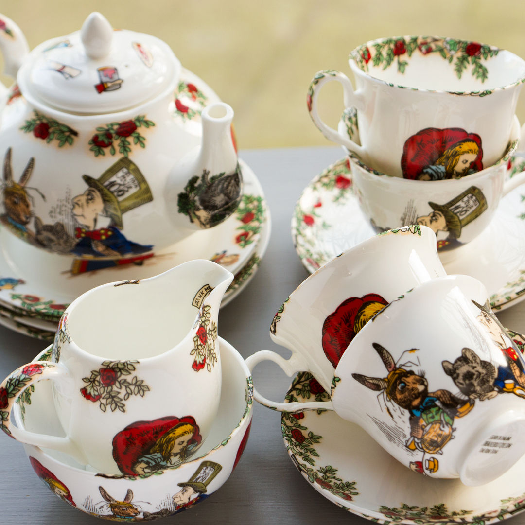Alice In Wonderland Bone China Tea Set for 4 The Alice Boutique Cocinas de estilo clásico Vasos, cubiertos y vajilla