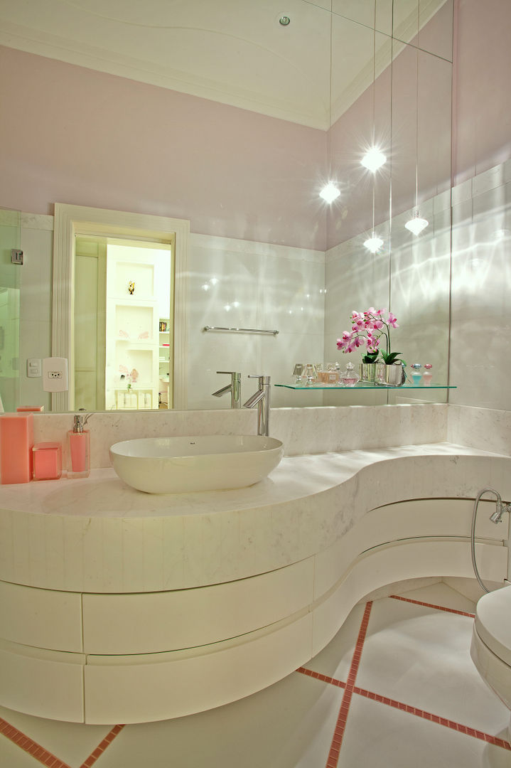 homify Modern bathroom