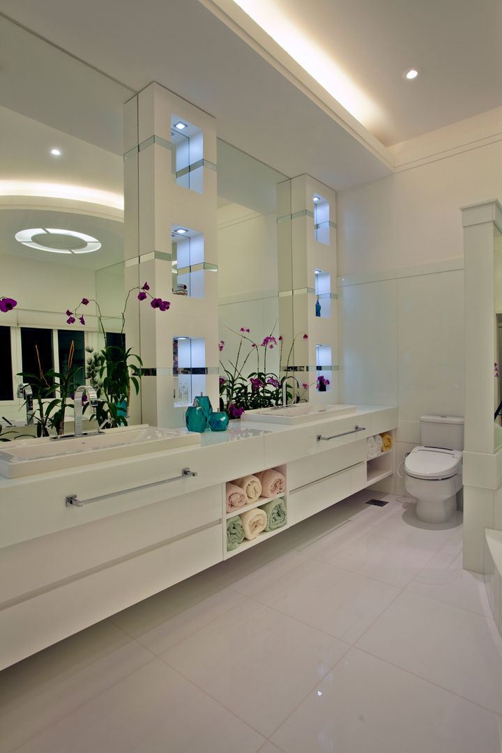 homify Modern bathroom