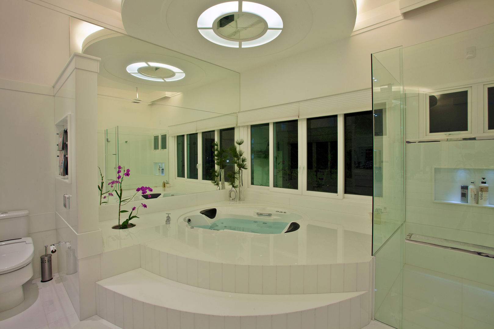 homify Modern bathroom