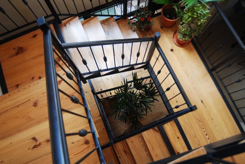 Escalera con materiales nobles y livianos Parrado Arquitectura Pasillos, vestíbulos y escaleras de estilo ecléctico