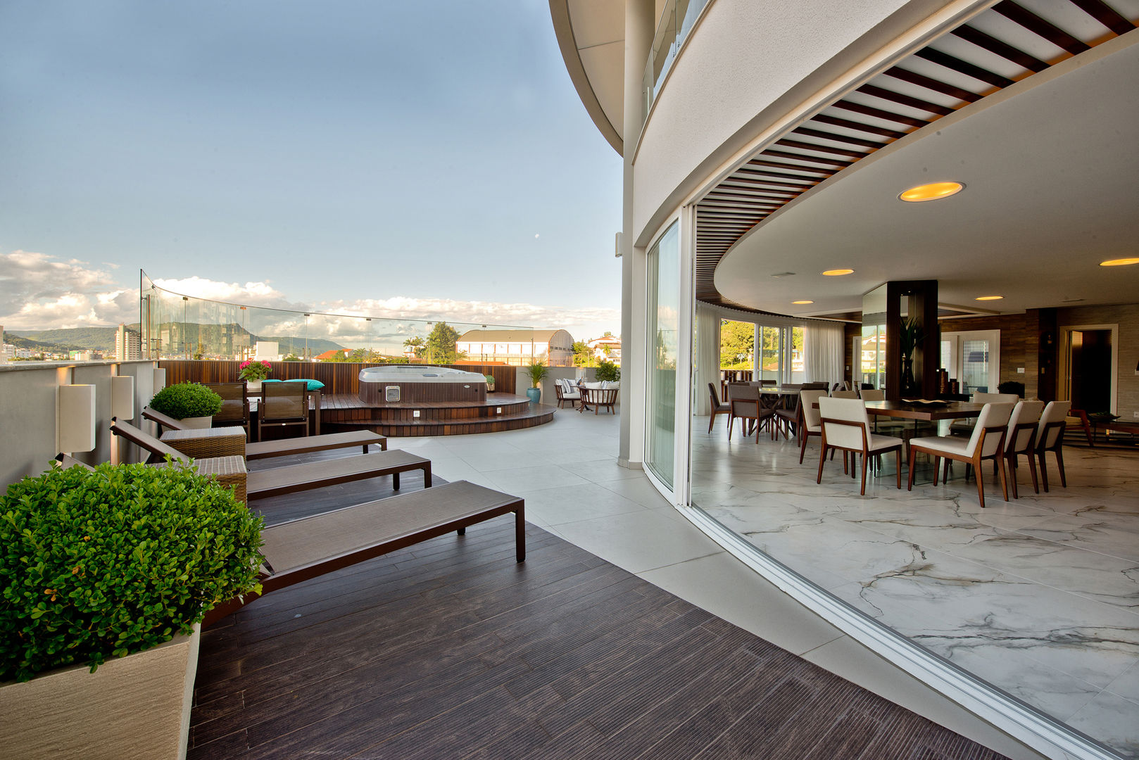 Cobertura de luxo, Espaço do Traço arquitetura Espaço do Traço arquitetura Modern balcony, veranda & terrace
