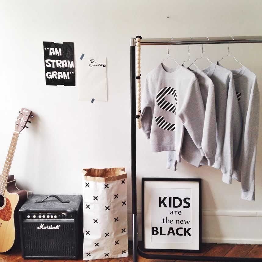 Affiche "Kids are the new black" et sacs en papier MON PETIT ZOREOL., MON PETIT ZOREOL MON PETIT ZOREOL Dormitorios de estilo ecléctico Accesorios y decoración