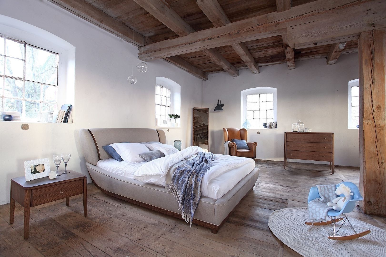 Joy chocolate oak bedroom Swarzędz Home 北欧スタイルの 寝室 ベッド＆ヘッドボード