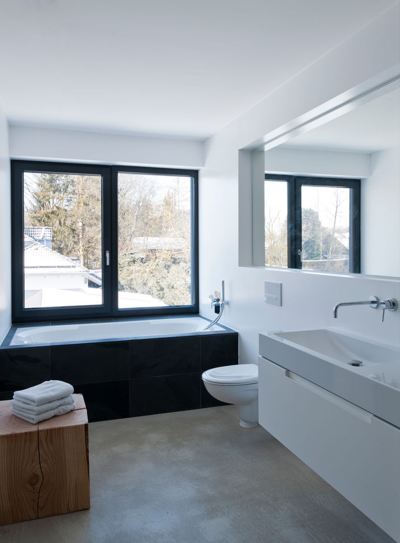 einfamilienhaus am wörthsee , gramming rosenmüller architekten gramming rosenmüller architekten Modern Bathroom