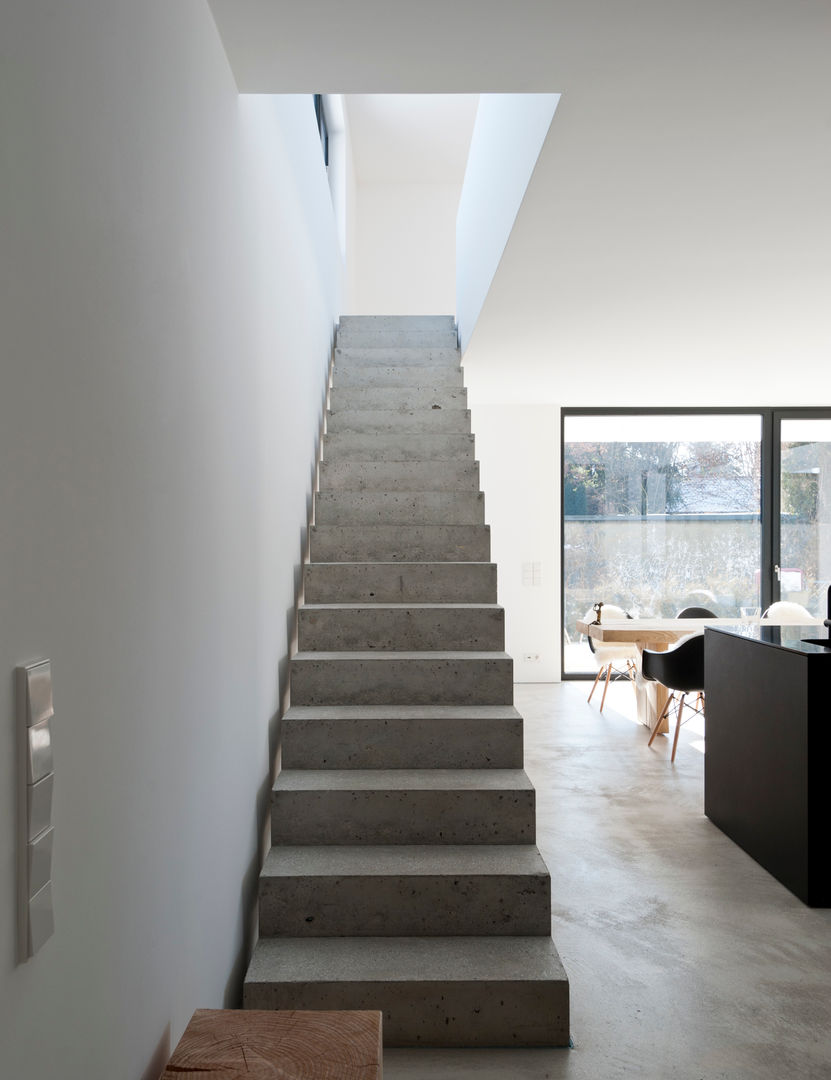 einfamilienhaus am wörthsee , gramming rosenmüller architekten gramming rosenmüller architekten Modern Corridor, Hallway and Staircase