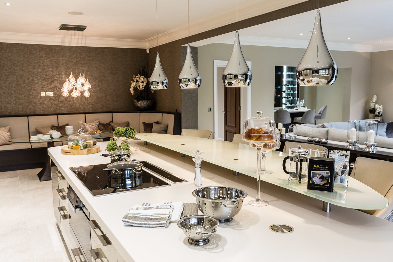 Kitchen with Breakfast Bar Luke Cartledge Photography Cucina in stile classico