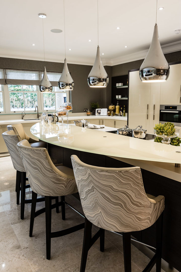 Kitchen with Breakfast Bar Luke Cartledge Photography Dapur Klasik