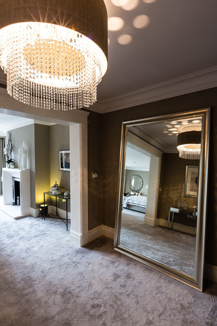 Master Bedroom Entrance with Mirror Luke Cartledge Photography Klasyczna sypialnia