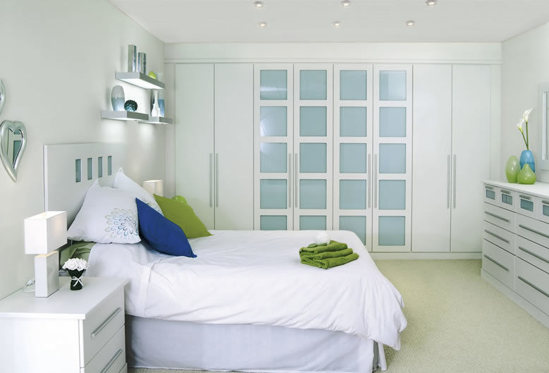 Ascot fitted furniture shown in white homify Modern Yatak Odası Elbise Dolabı & Komodinler