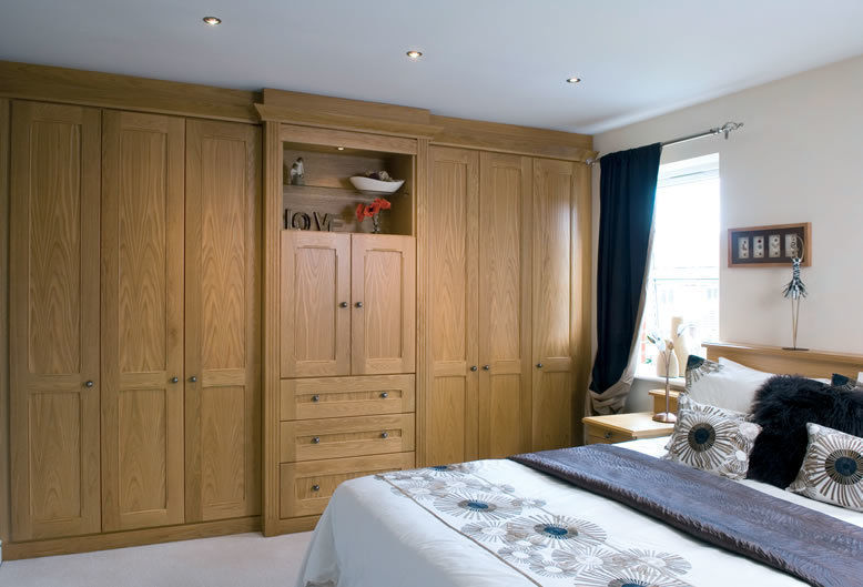 Claverley Fitted Bedroom Furniture homify Classic style bedroom Wardrobes & closets