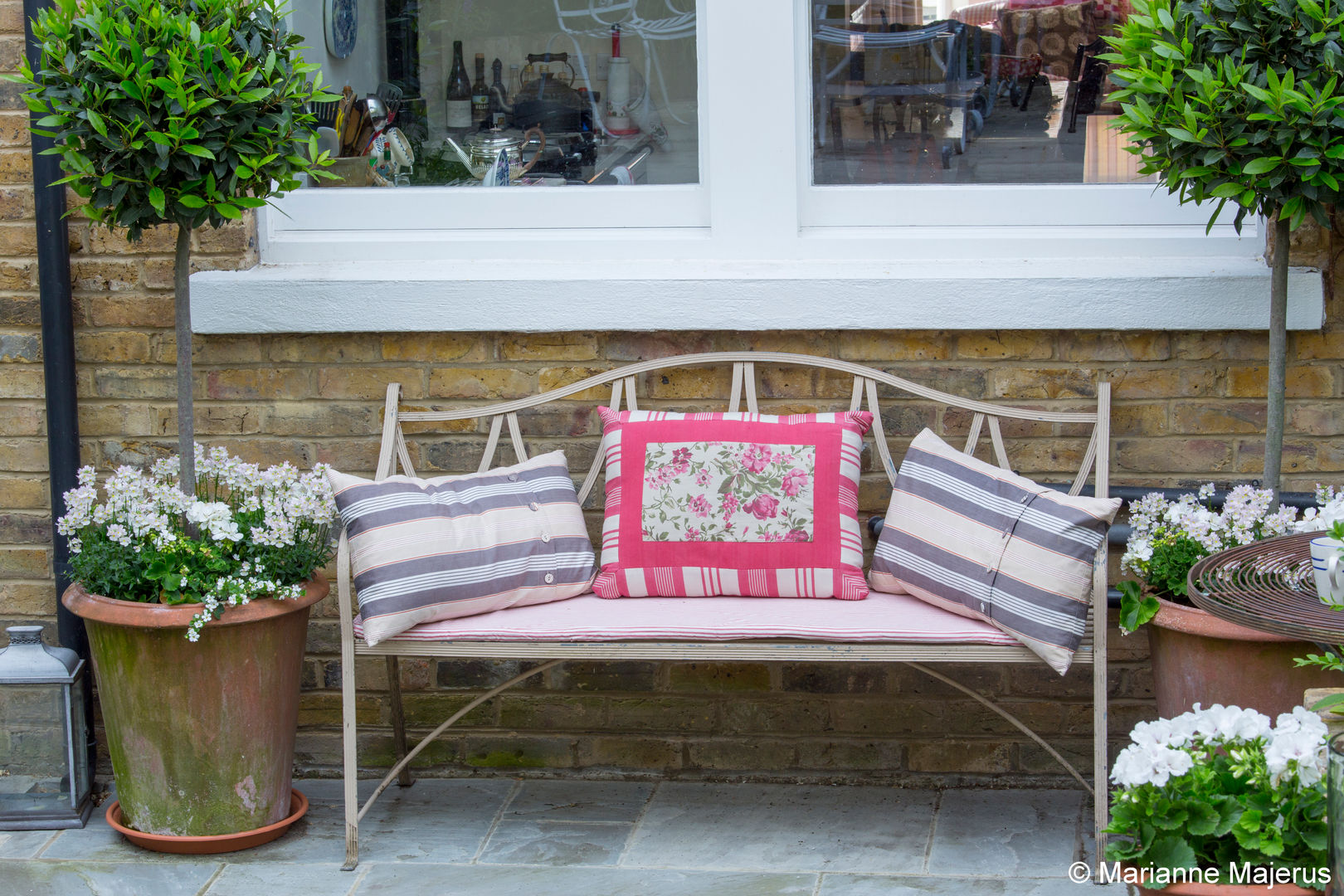 Terraced Courtyard Garden Design homify Taman Klasik Furniture
