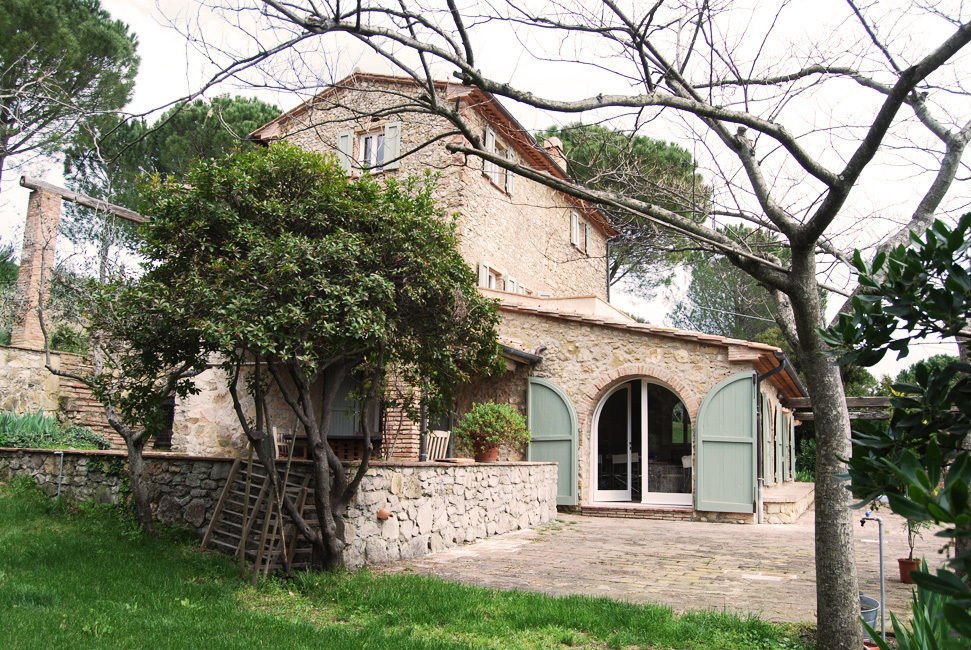 CASALE IN TOSCANA, ARCHITETTO MARIANTONIETTA CANEPA ARCHITETTO MARIANTONIETTA CANEPA Casas rústicas