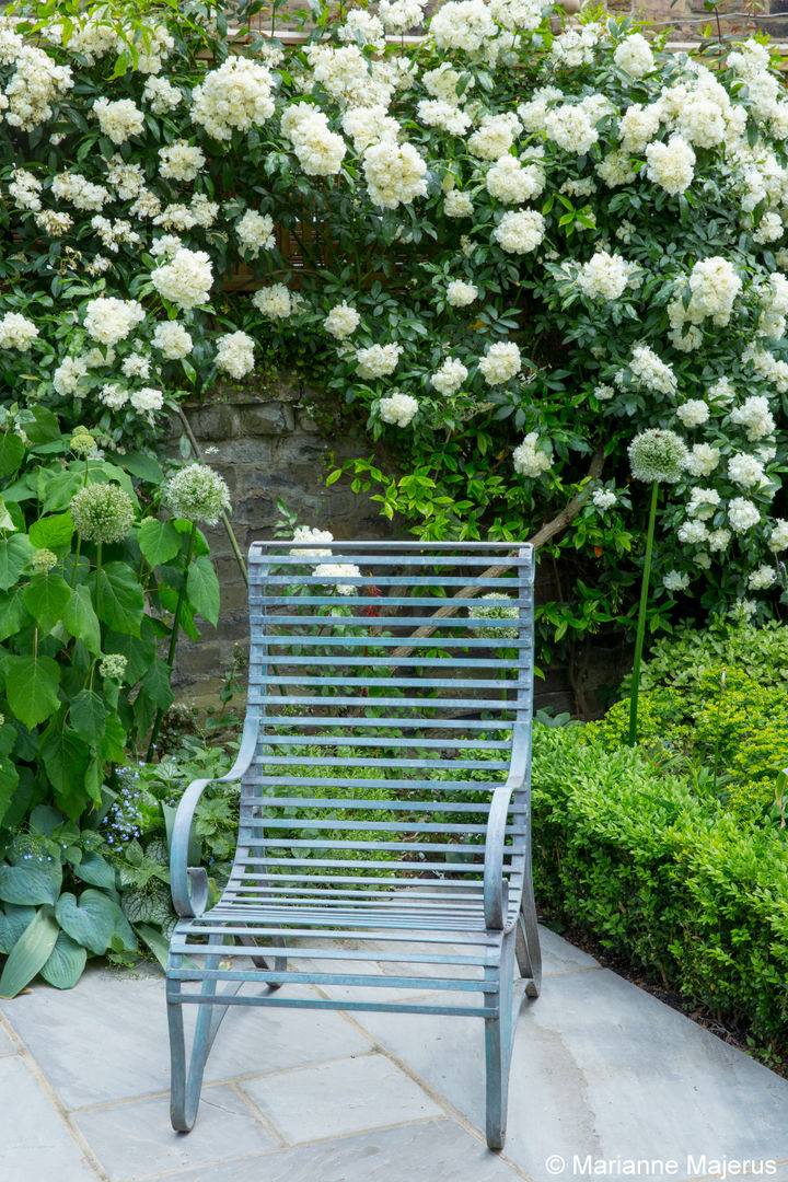 Terraced Courtyard Garden Design homify Klasyczny ogród Meble ogrodowe