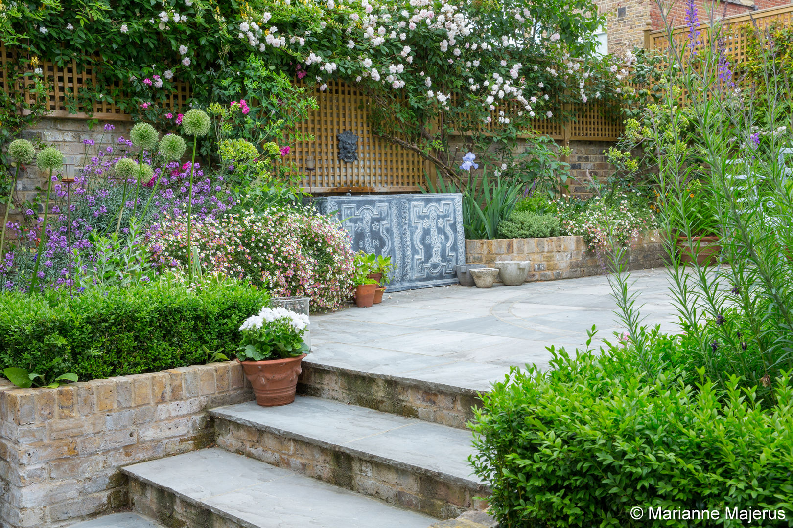 Terraced Courtyard Garden Design homify Сад в классическом стиле