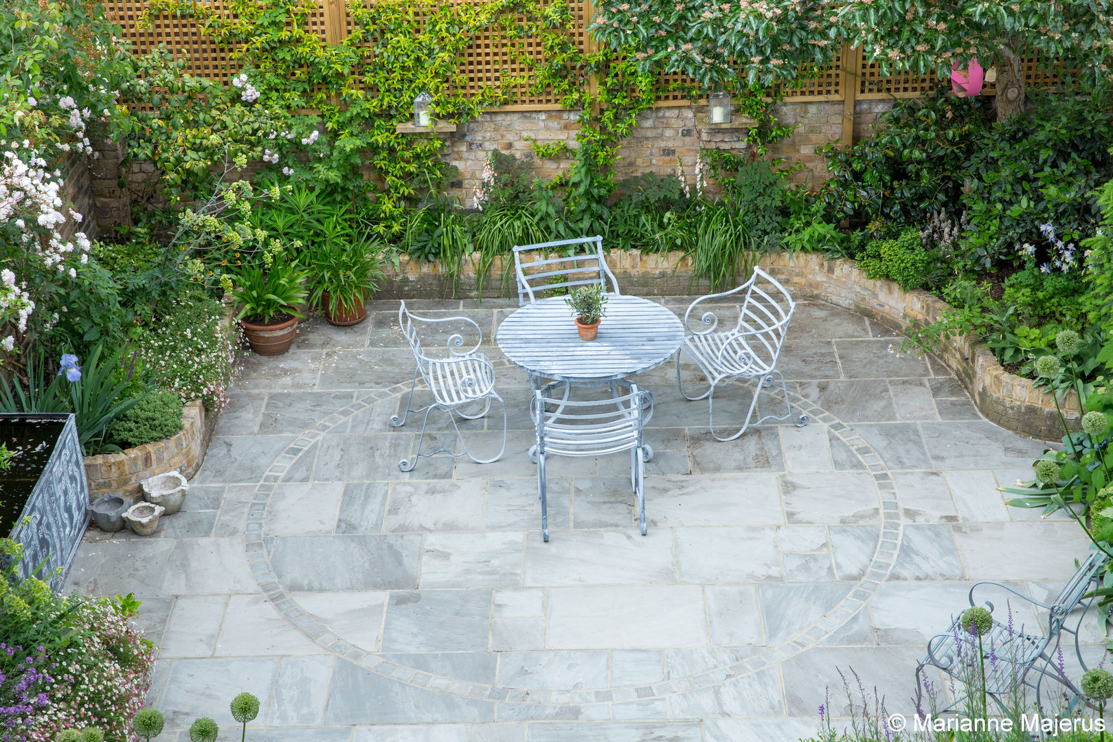 Terraced Courtyard Garden Design homify Vườn phong cách kinh điển