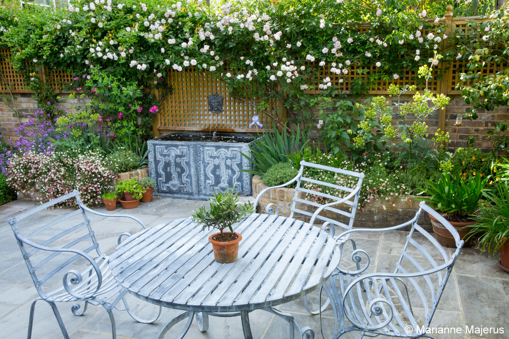 Terraced Courtyard Garden Design homify Jardins clássicos