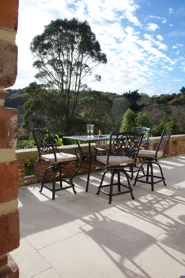 Wychwood Limestone terrace in a tumbled and etched finish. Artisans of Devizes 露臺