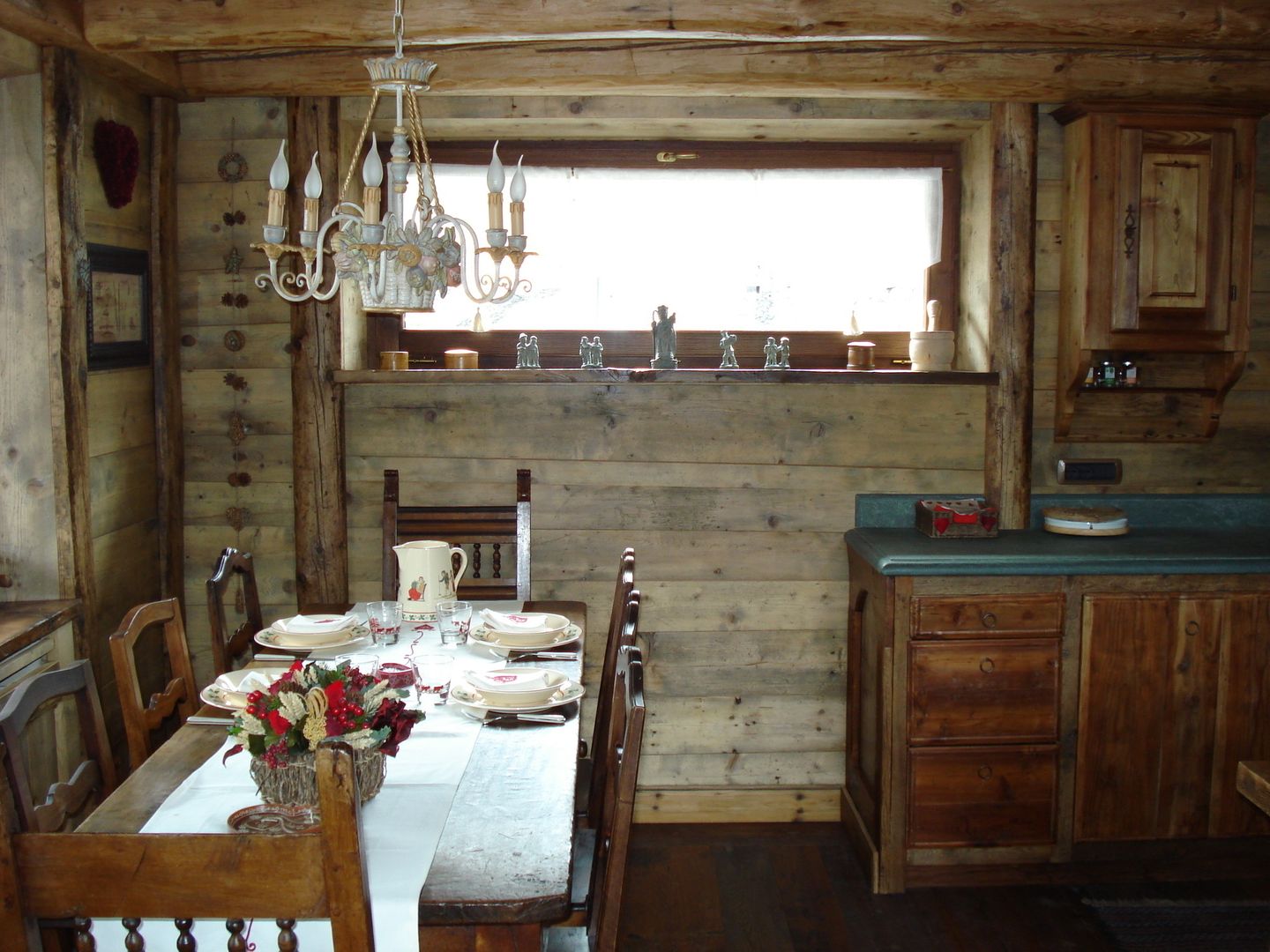 Villa in stile rurale a La Thuile (AO), Eddy Cretaz Architetttura Eddy Cretaz Architetttura Dining room Accessories & decoration