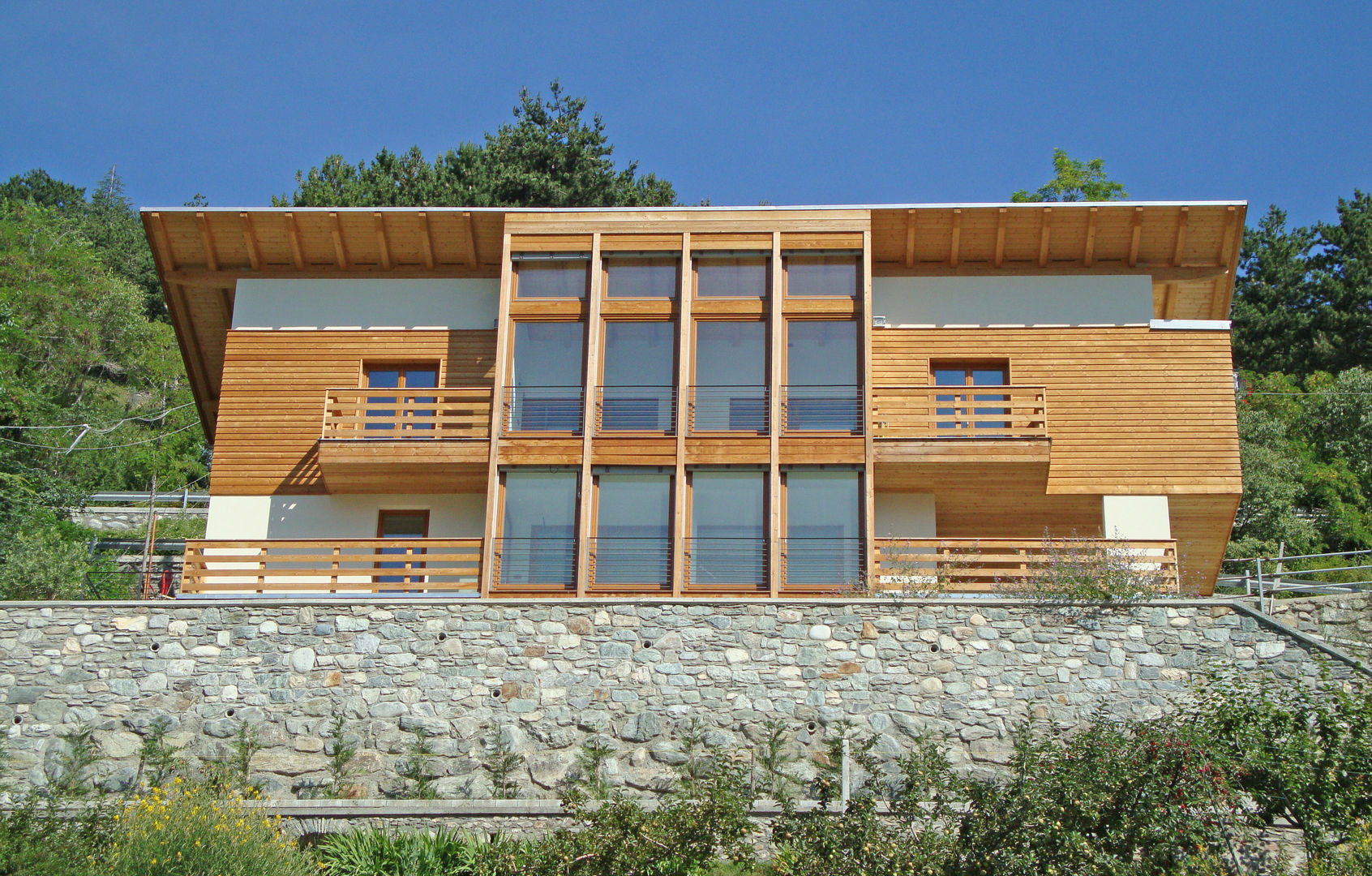 Villa in legno ad Aosta (AO), Eddy Cretaz Architetttura Eddy Cretaz Architetttura モダンな 窓&ドア