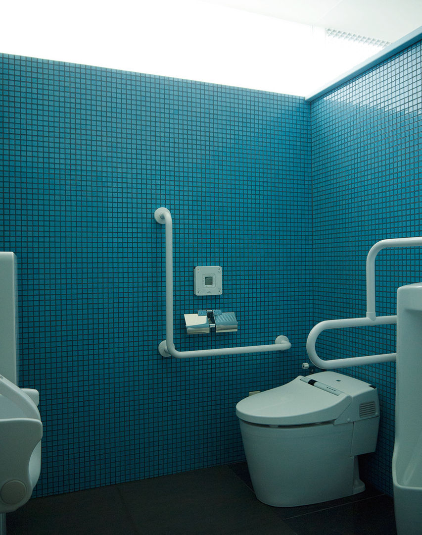 水中をイメージした多目的トイレ 古津真一 建築設計事務所 モダンスタイルの お風呂