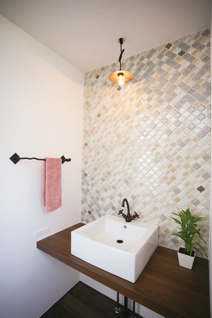 モザイクタイルの配列が美しい洗面室 スターディ・スタイル一級建築士事務所 モダンスタイルの お風呂