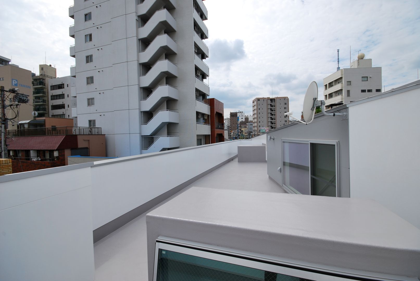 house KK, 杉浦事務所 杉浦事務所 Balcones y terrazas minimalistas