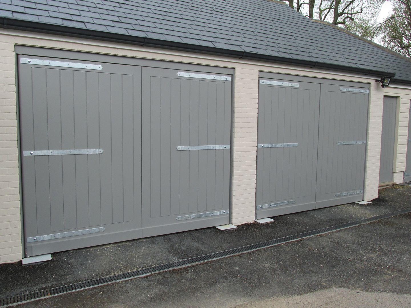 Painted Swing Electric Garage doors Portcullis Electric Gates Modern Garaj / Hangar