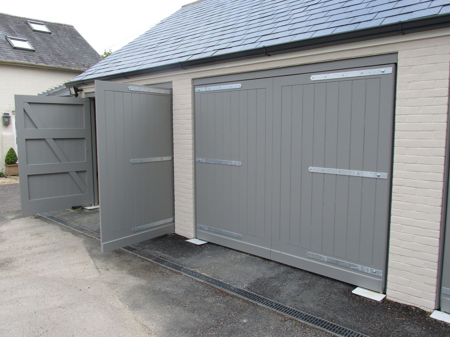 Remote control enabled access Portcullis Electric Gates Modern garage/shed