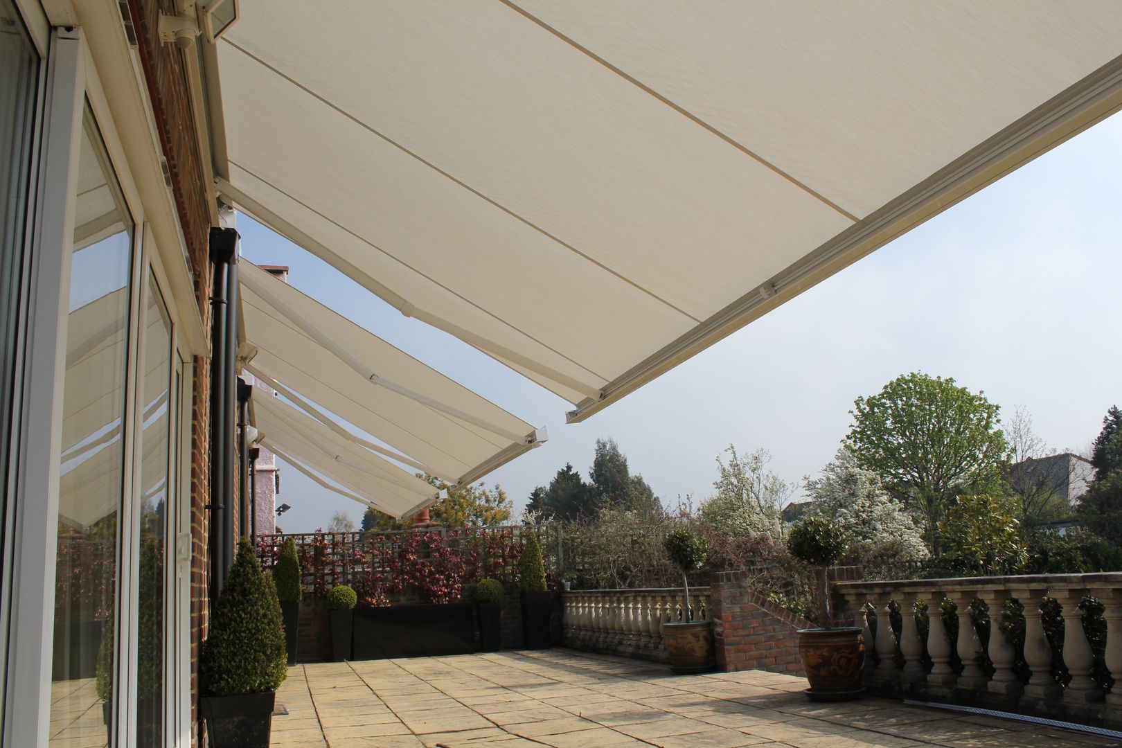 Patio Awning Installation in London. homify Modern Terrace patio,awning,terrace,canopy,garden,alfresco,shading