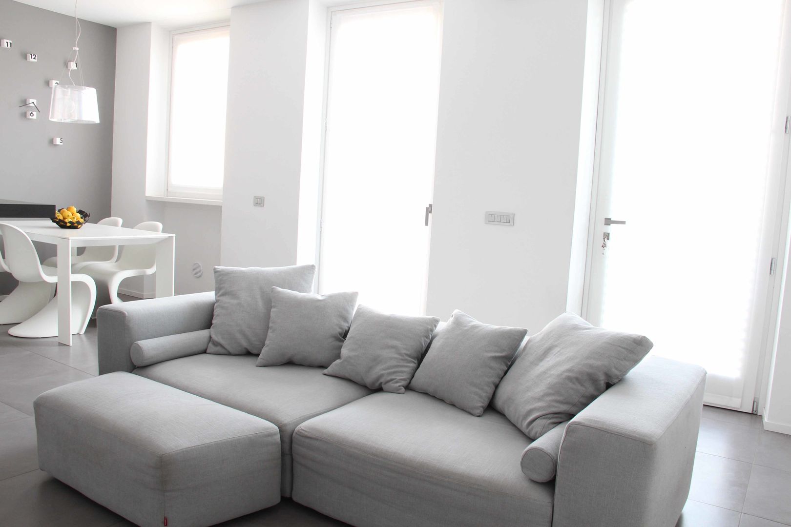 Riconversione ex magazzino in appartamento, Elisa Rizzi architetto Elisa Rizzi architetto Minimalist living room