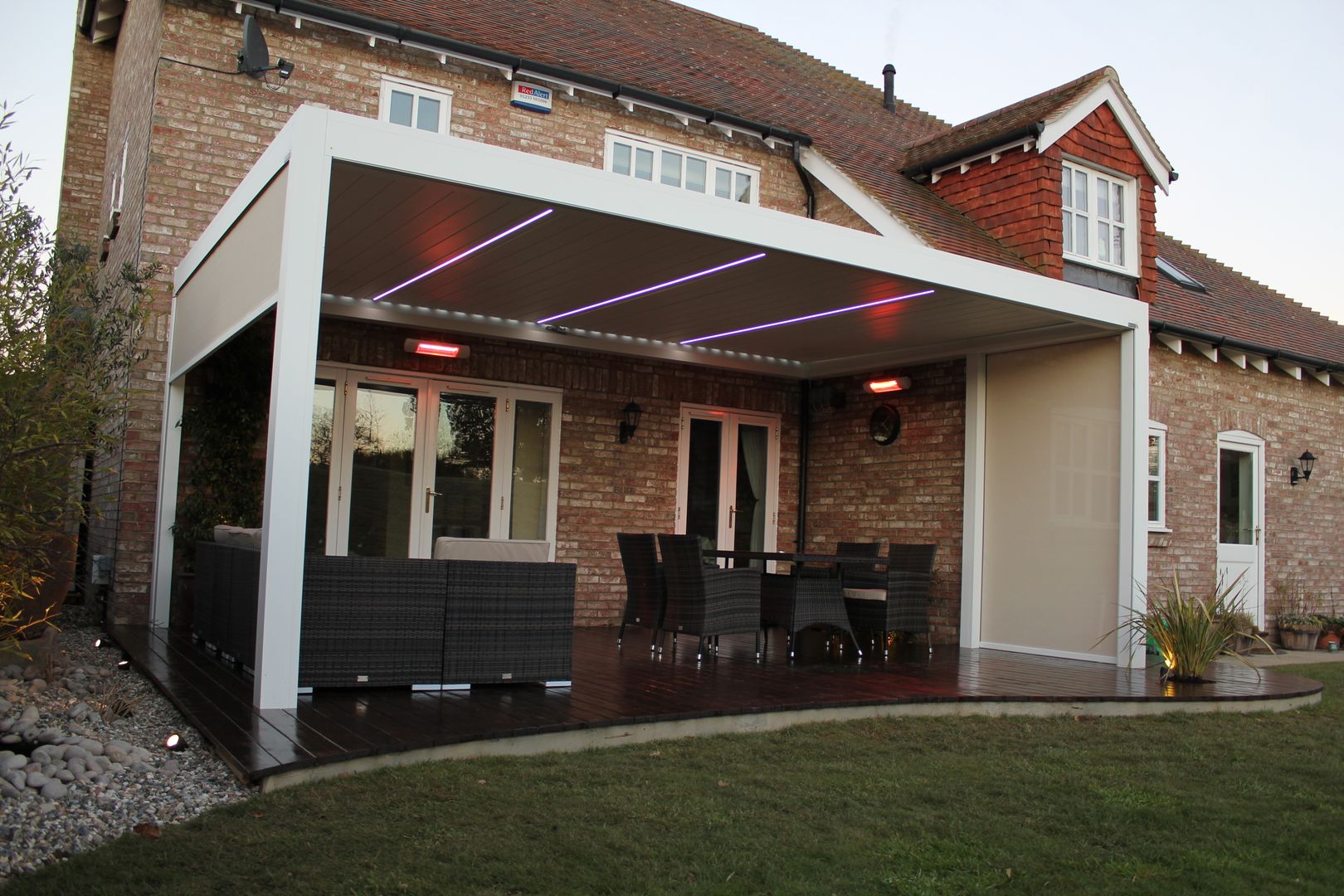 Outdoor Living Pod, Louvered Roof Patio Canopy Installation in Kent. homify Modern garden outdoor living pod,louvered,roof,patio,terrace,canopy,garden,room