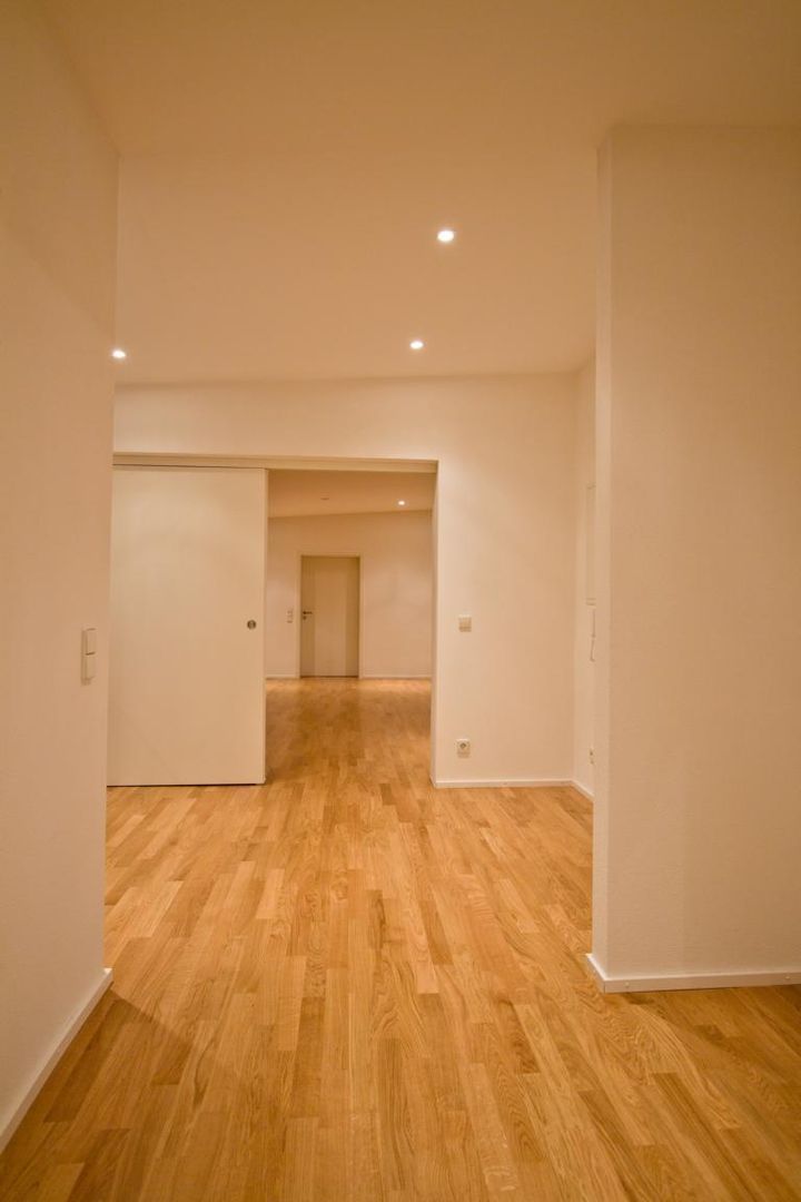 Wohnungen K. , BPLUSARCHITEKTUR BPLUSARCHITEKTUR Modern Corridor, Hallway and Staircase